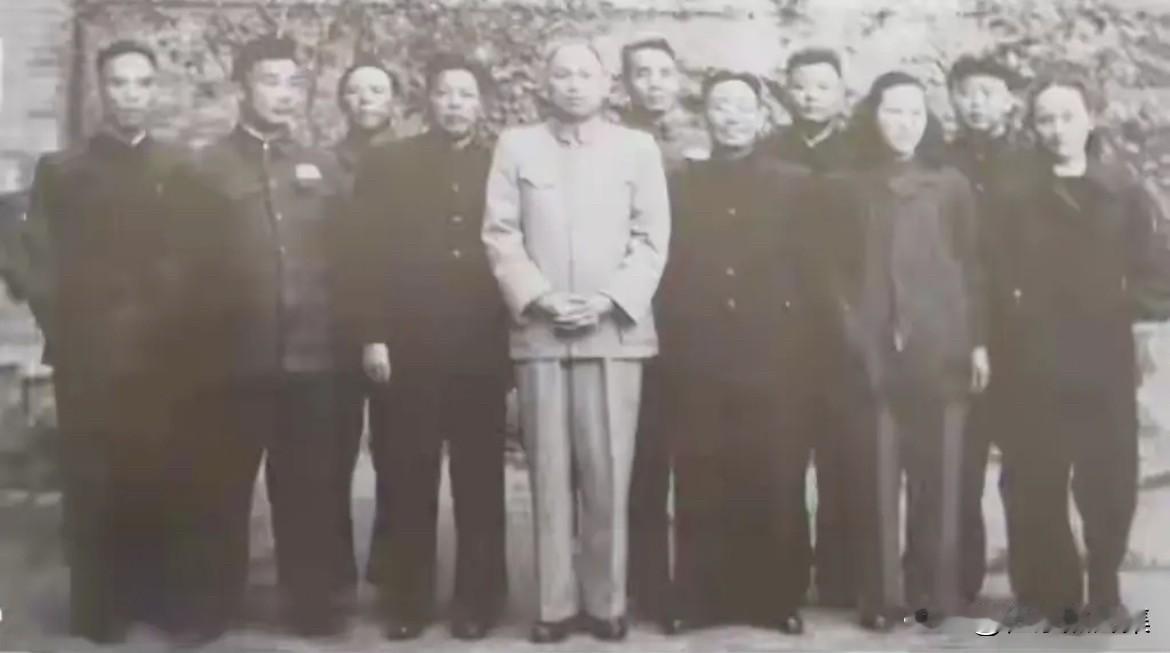 1954年，红军团第五师参加高虎脑战役的部分老战友在南京军事学院学习期间的合影，
