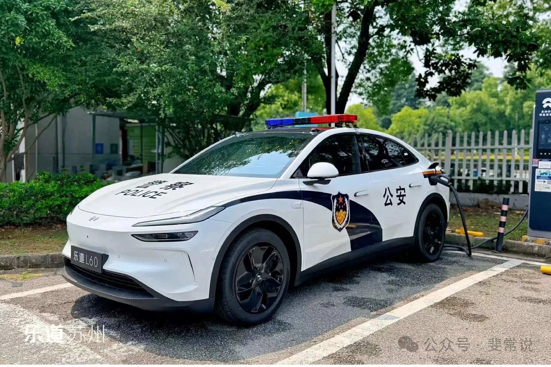 乐道 L60 入编警车了。换电和特种车辆实在是太搭了，3 分钟就能满电出警。汽车