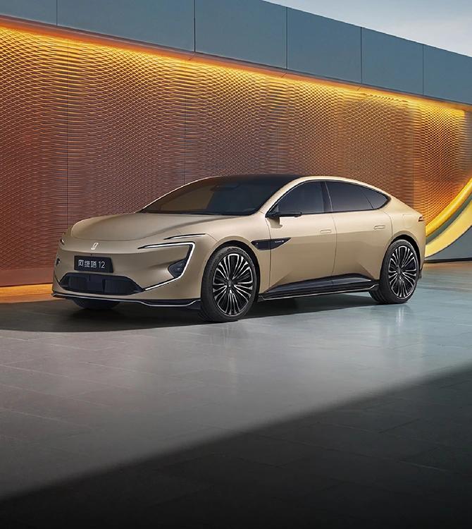 平时开车出门的时候，我是最烦进那种黑咕隆咚的地下车库了。

柱子是黑的，地面是黑