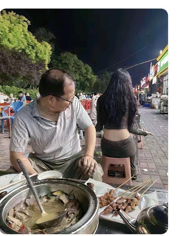 亮点
老汉身体很健康；
夜市摆摊卖小串；
另外还有杀猪菜；
生意做的还可以；
今