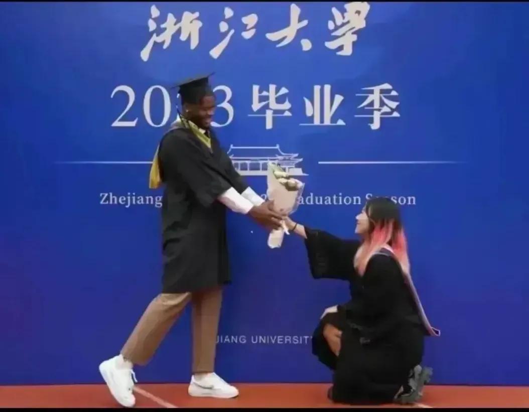 感动！浙大女生毕业典礼手捧鲜花，单膝下跪，向黑人留学生求婚。这一跪，我又相信爱情