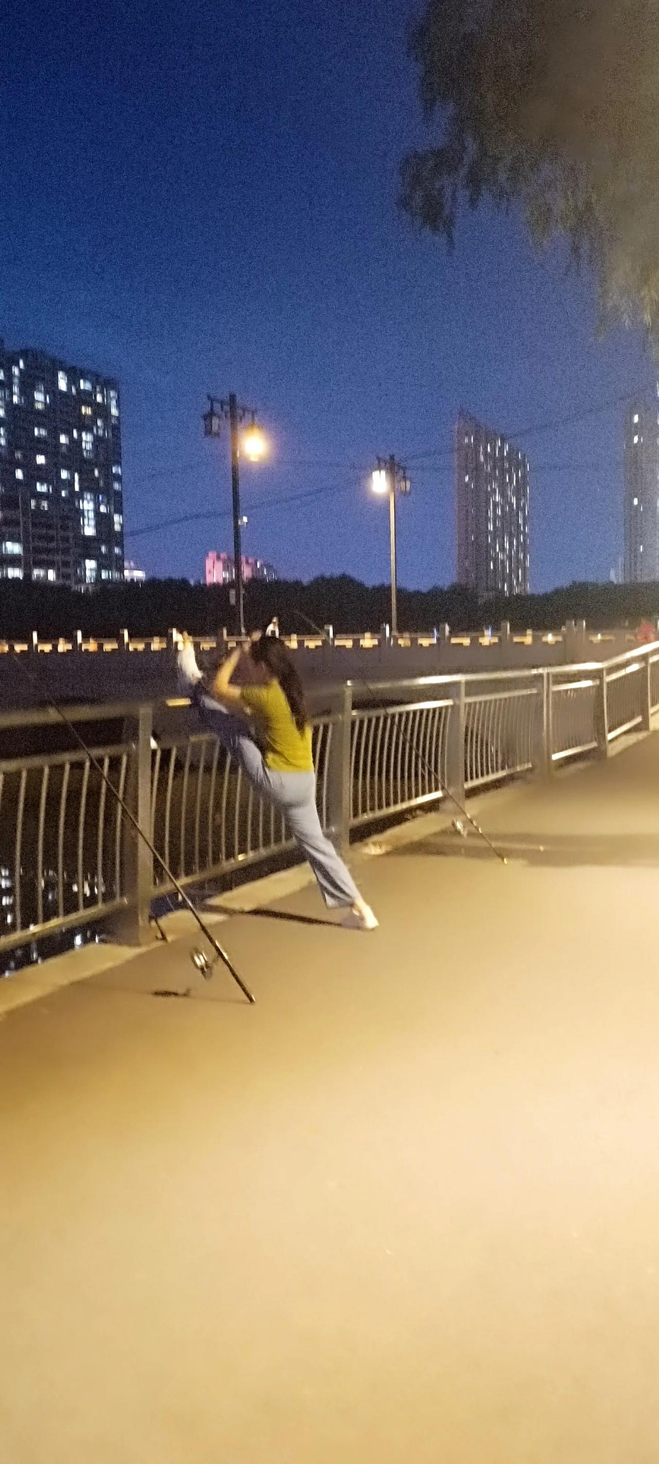 今晚去细河大坝锻炼，偶遇一美女在这压腿，这姿势标准到了天花板级别，基本可以断定，