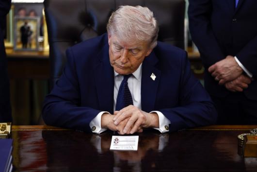 航母着火只是个开始，美军“最先进驱逐舰”，也没能逃过一劫

除了前线不顺利的战事