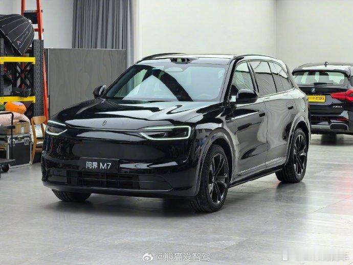 这个造型定会卖爆的，有人说延续M8。还是不一样的，这个实际还是保持了既有的中庸，