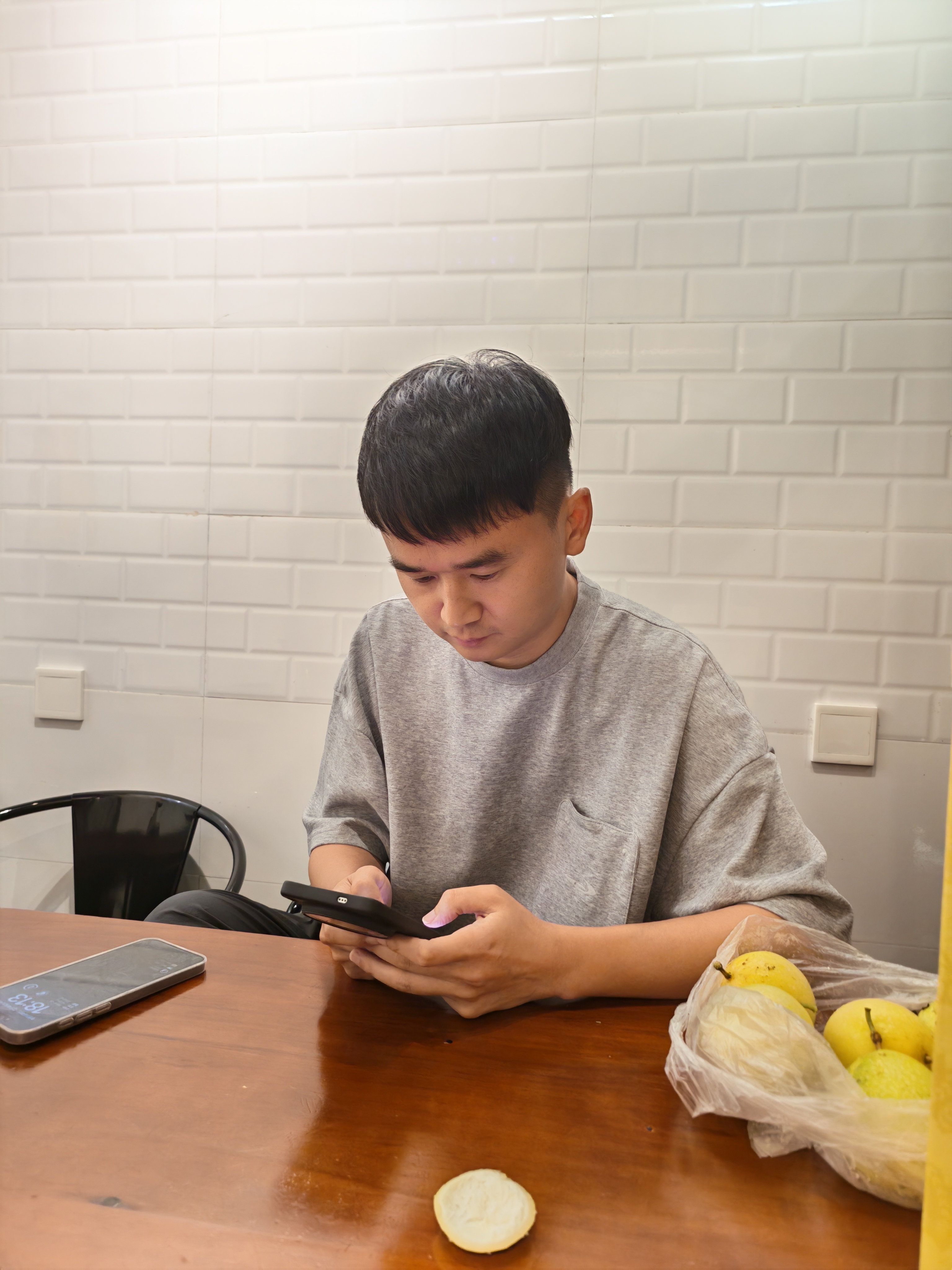 极少吃百香果，杰灵的百香果酸酸的，但毕竟是他亲手拨的，今晚还是他请，我只能说挺甜