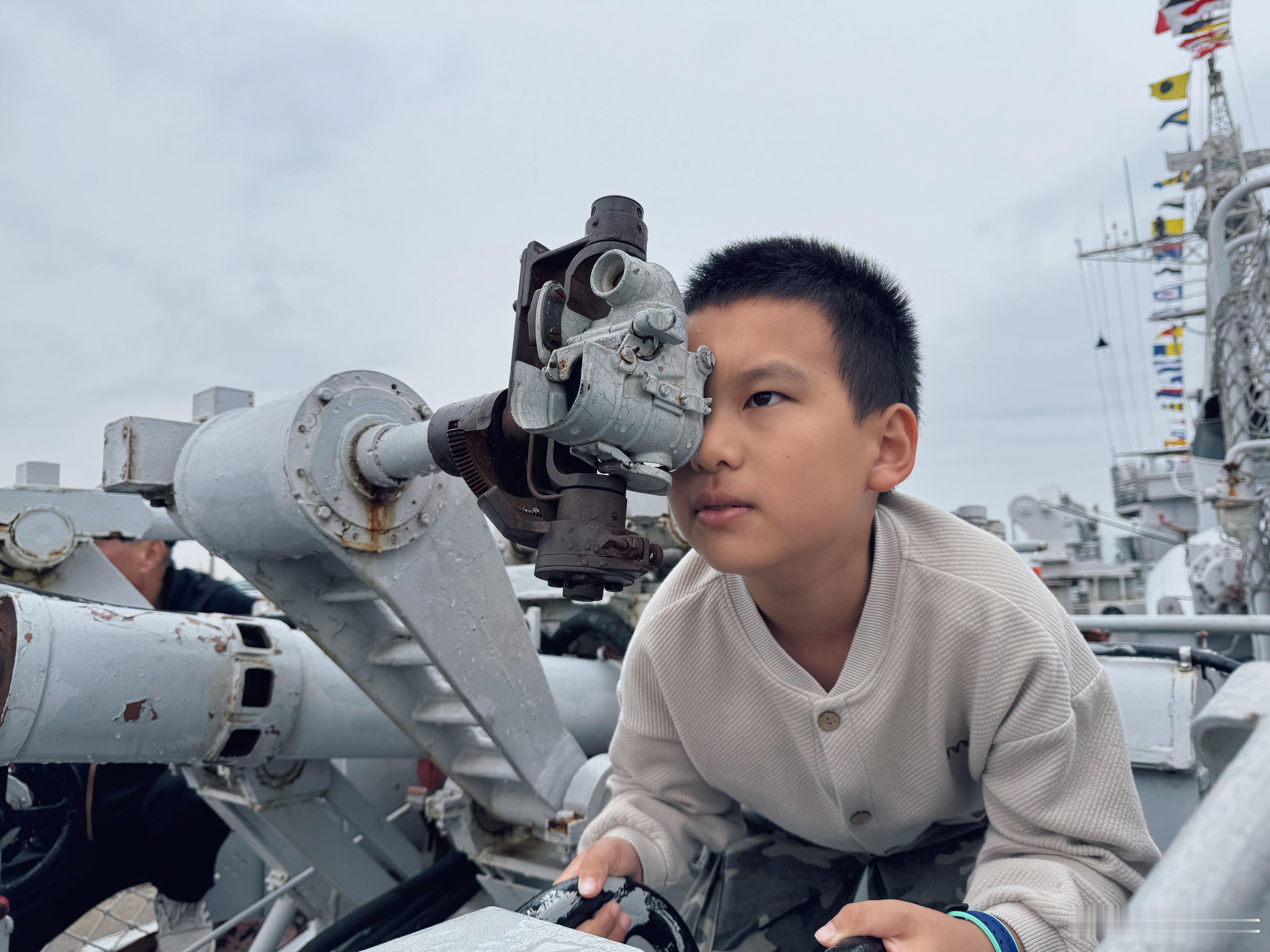 丹东舰，543导弹护卫舰，80后，和我一样大，于2021年退休，不对是退役[嘻嘻