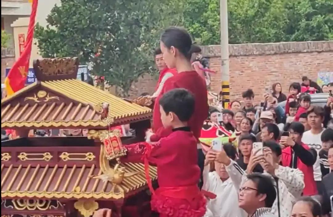 湛江妈祖巡游“资本介入换童”事件，引发巨大社会舆论。看过现场视频的朋友必然和我一