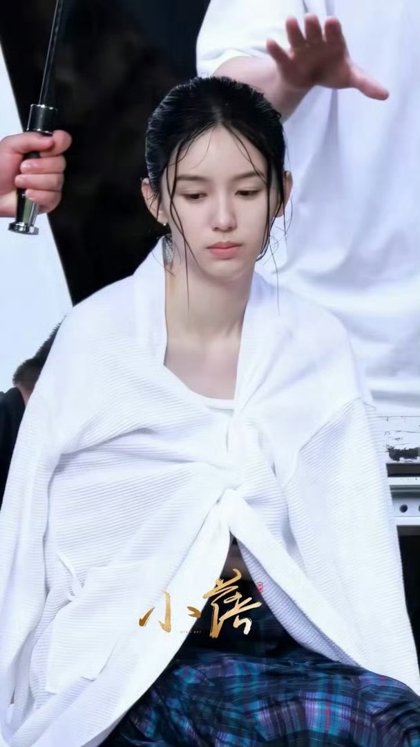 周也回归现偶这清冷感无敌了 