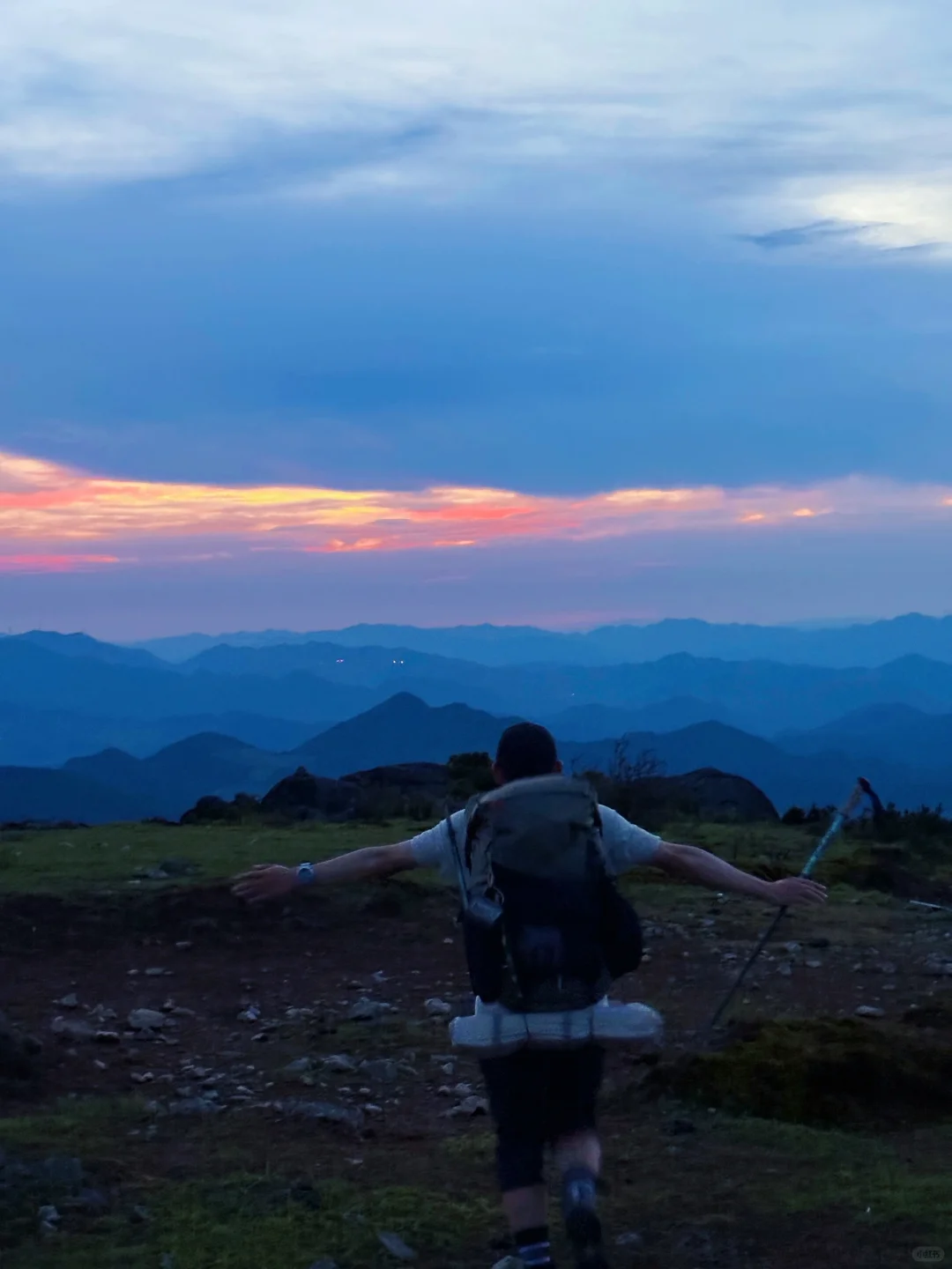 太阳下山我上山，登顶遇见了浪漫的晚霞