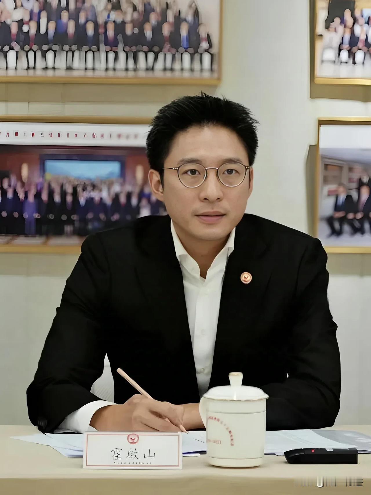 “单身贵族”曾几何时形容有钱的单身人士，而霍启山这样的，这几个字就是他的真实写照