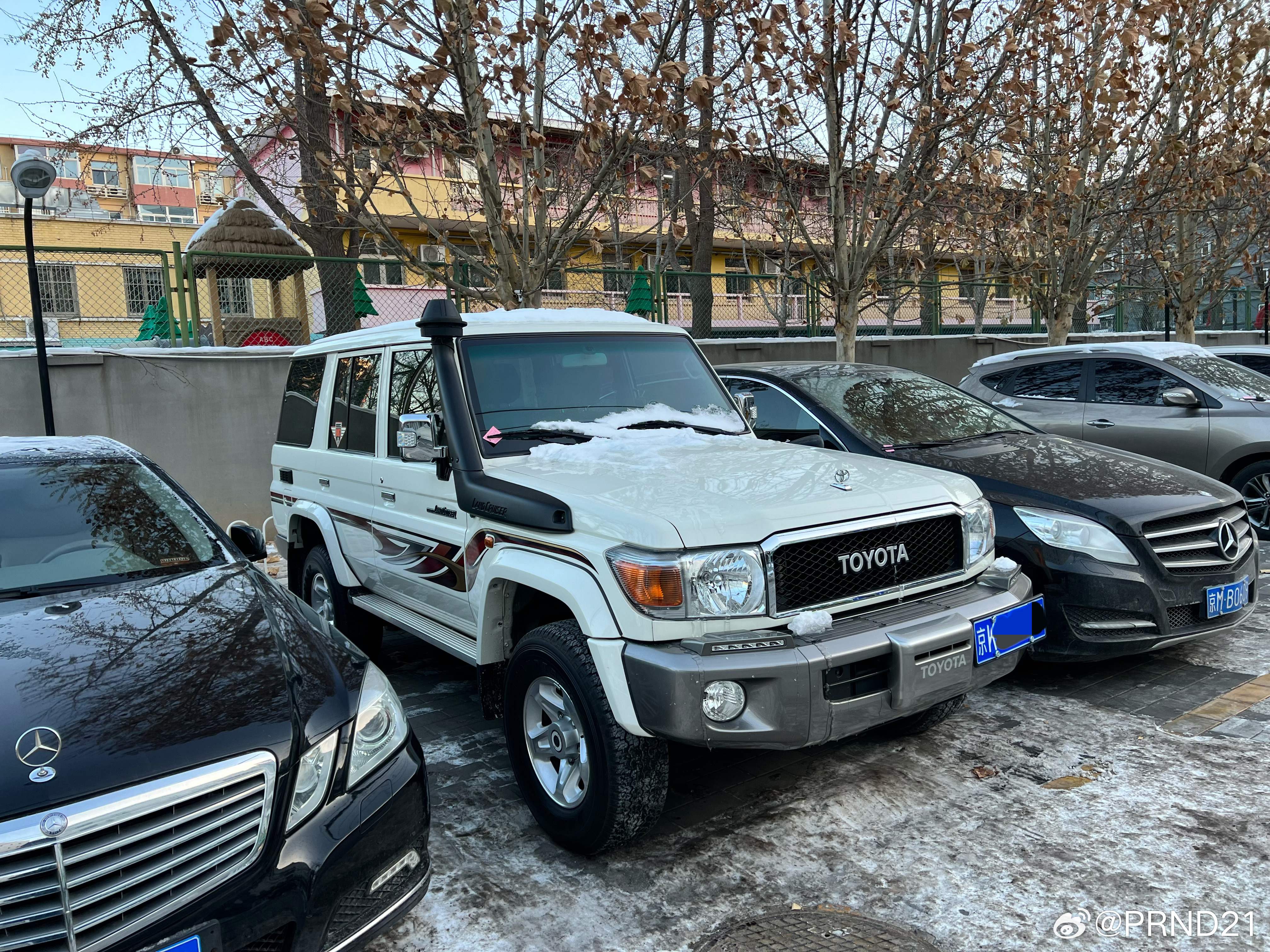 这GRJ76是怎么做到一边顶着雪，一边还特别干净的……我车都满身白印子，抽空得去