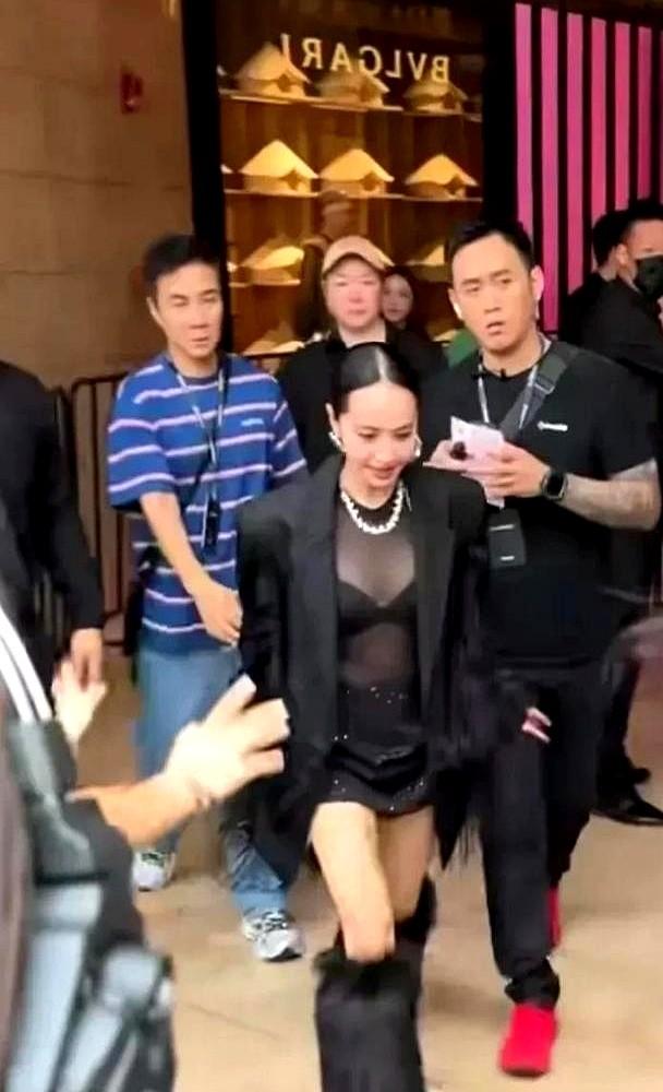 46岁的蔡依林，凭什么又一次“炸”场？

一张演唱会黑纱透视照，大家看的不是尺度