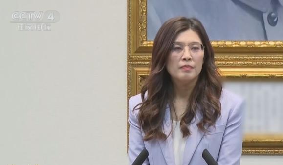 查了查郑丽文的老公，这不查不知道，一查真是让我瞬间明白了许多。原来，她与丈夫过着