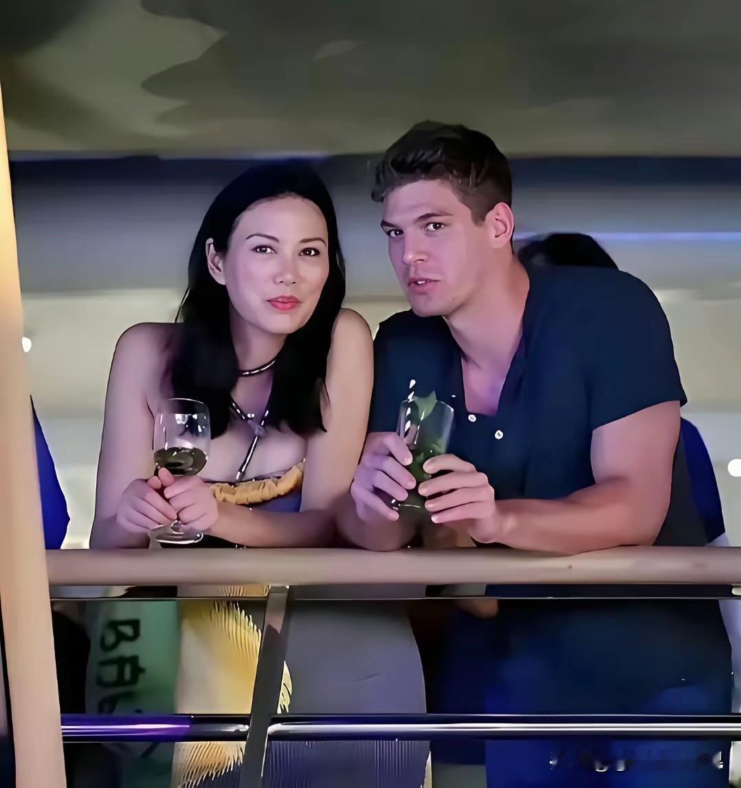 我敢打赌，这个大妈年轻时候，肯定是一个美人胚子！