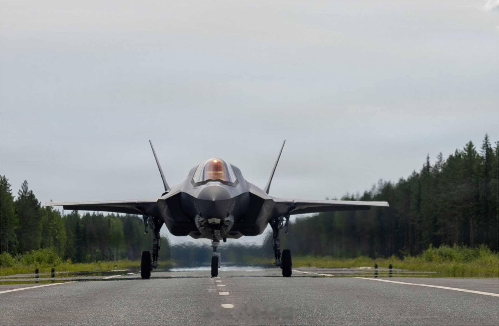 6月9日，美国海军陆战队VMFA-224中队的F-35B「闪电II」隐形战斗机在