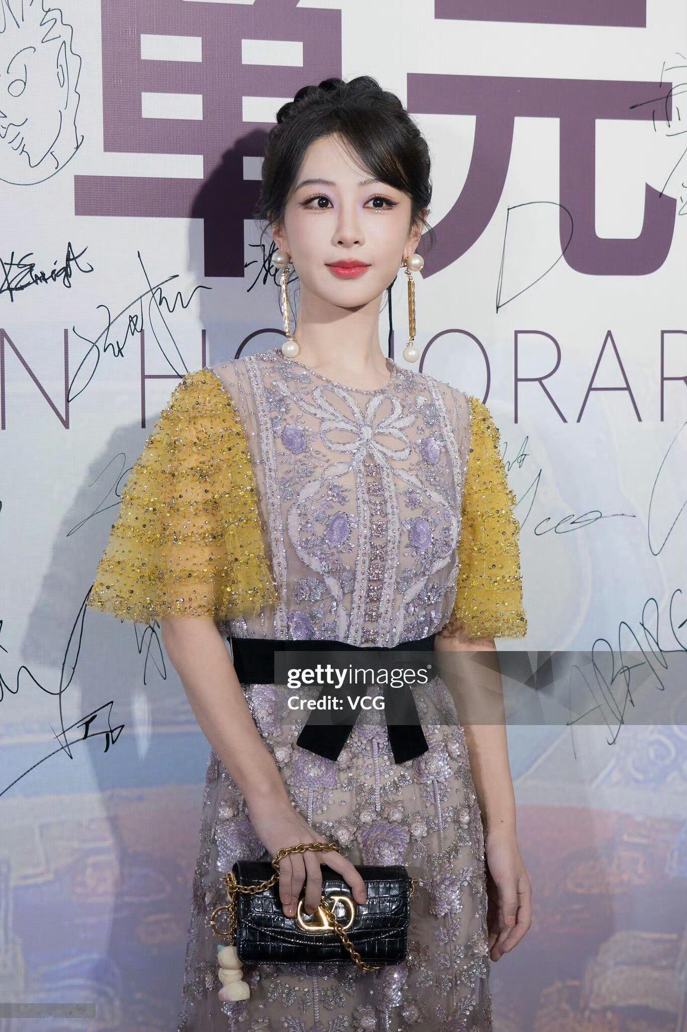 杨紫 华伦公主真好看[爱慕]杨紫身着Valentino 2025早秋系列黄紫拼色