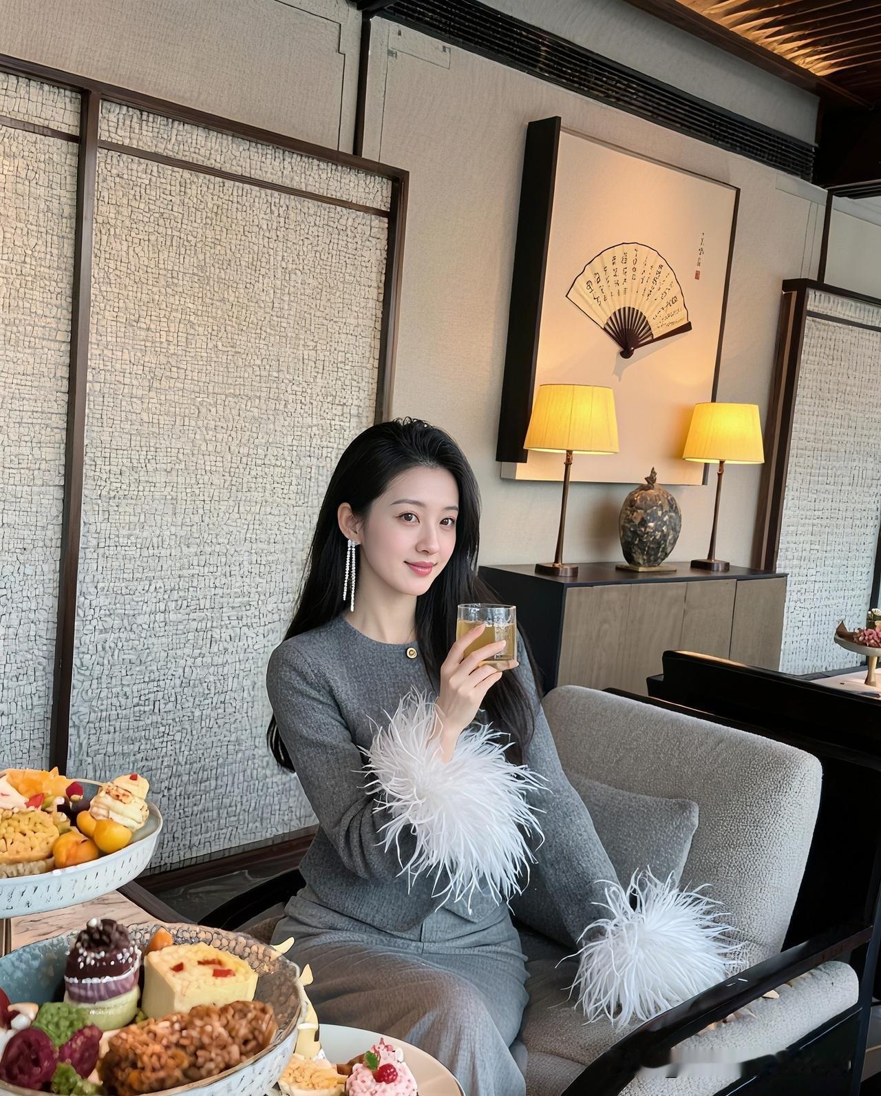 有时候觉得，
看多了风景也累，
走惯了路也乏。
真的累了，
就想有个地方歇歇脚，