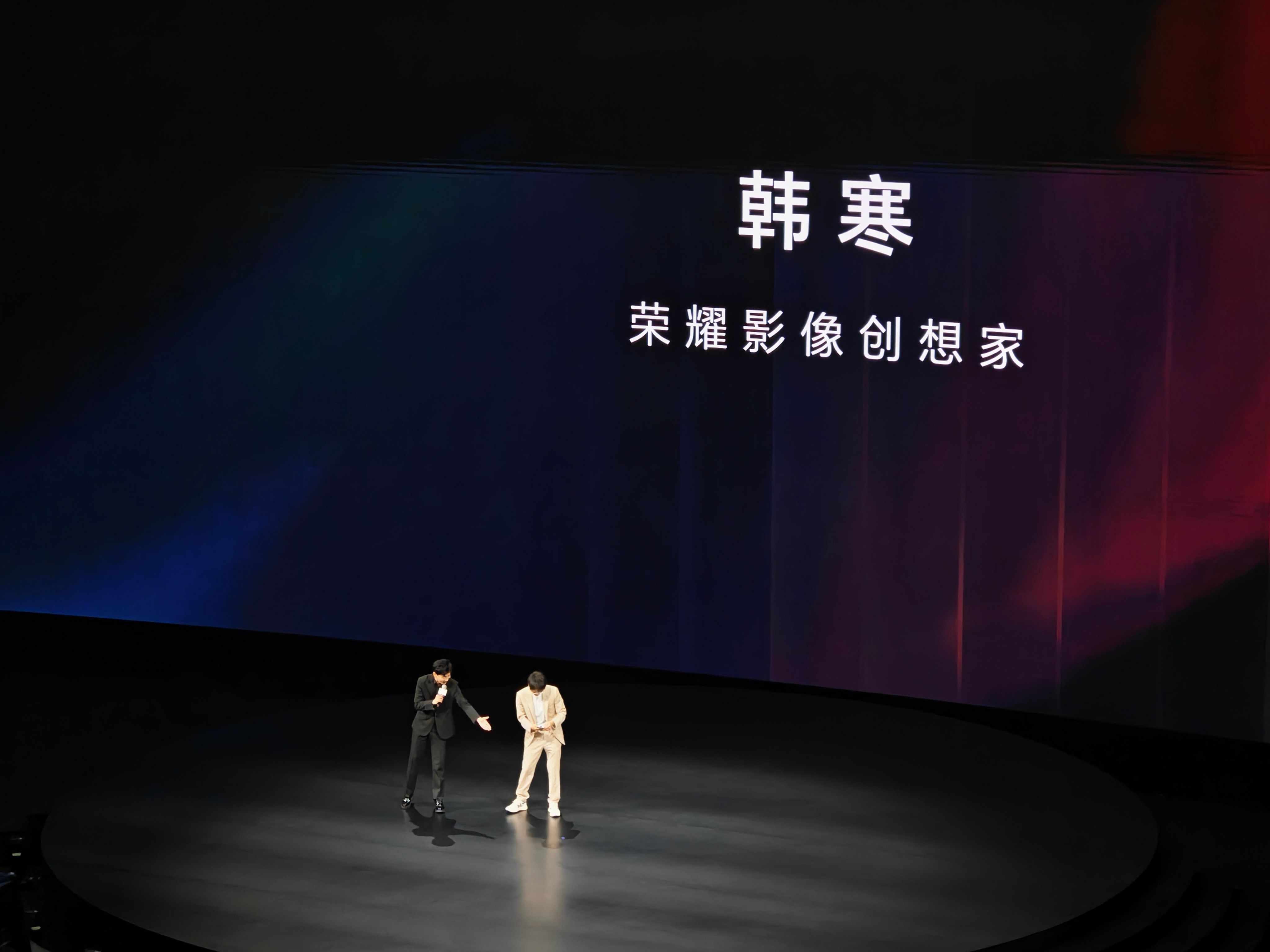 没想到吧！韩寒居然来荣耀Robot Phone 发布会的现场了，并且给这款产品了