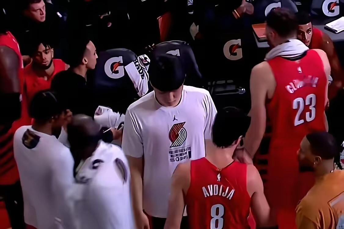 自家孩子自己宠，几乎每场杨瀚森的比赛，都有很多球迷去看，但是他没啥上场时间。斯普