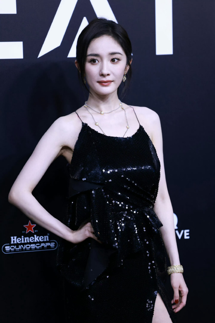 1.杨幂到现在回想起当初恋爱脑时期为前夫做的那些事，她依旧会忍不住痛骂自己几句，