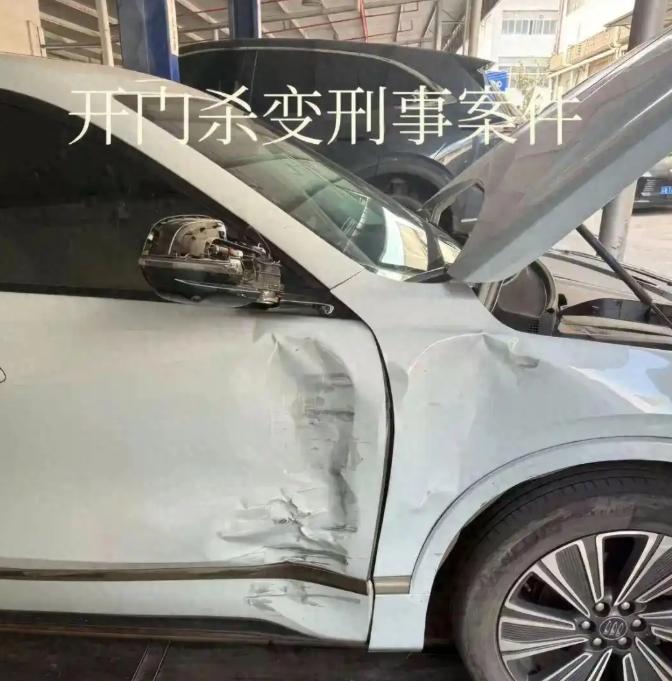 “这是犯罪！”广州，一男子的车在某充电站正插着充电枪，旁边一辆面包车“哐”地甩开