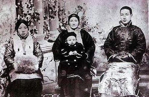 1921年，蒋介石匆匆从上海赶回溪口。他的母亲王采玉病重，已经到了弥留之际。临走