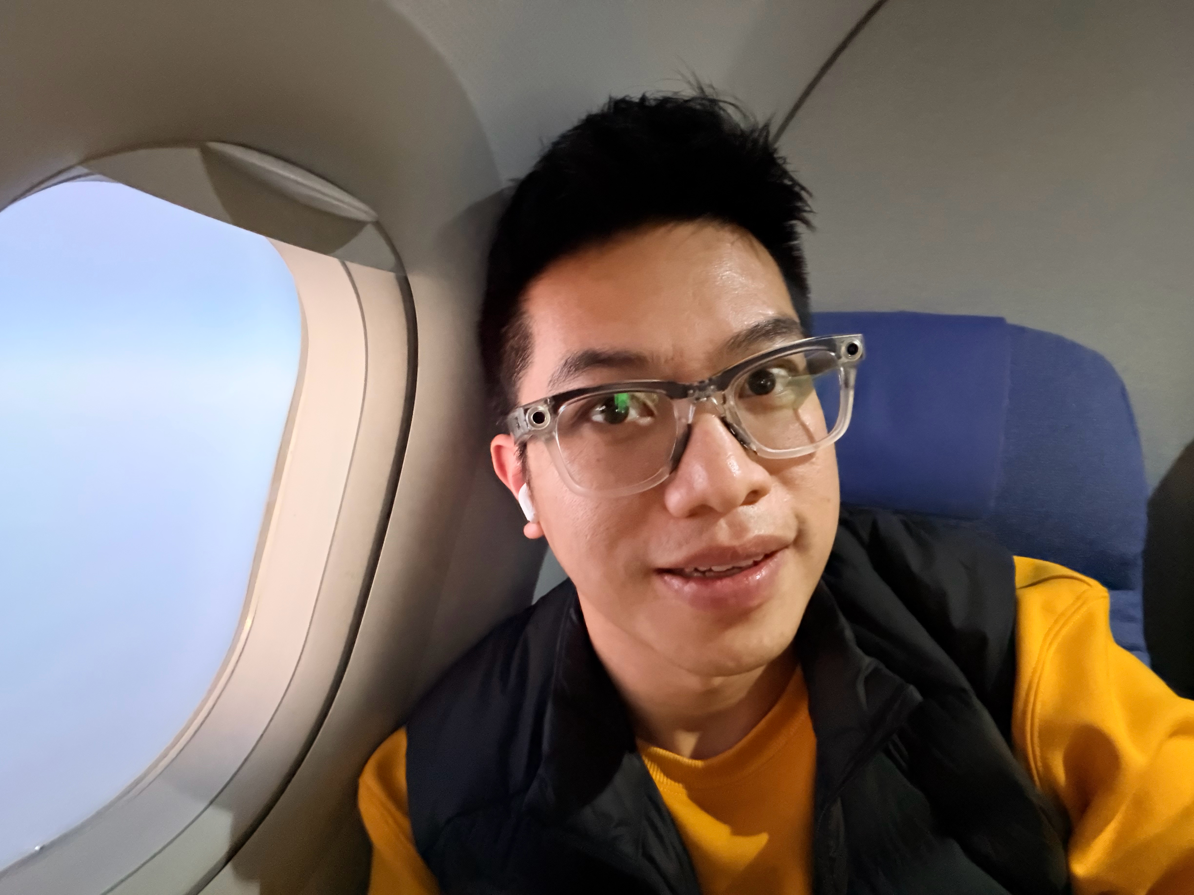 飞机上戴智能眼镜和降噪耳机，感觉太棒了，特别是长途航班。播放视频或者音乐，既可以