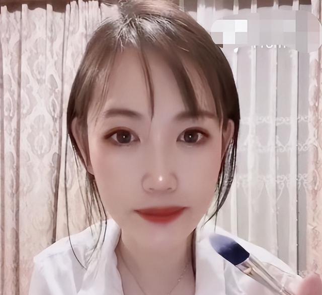 凌晨三点，手机屏幕的光，映着一张没化妆的脸。
马蓉又发视频了。
不是忏悔，不是控