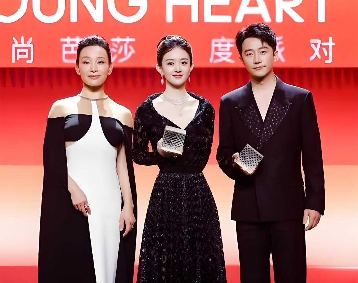 你绝对想不到，赵丽颖和黄轩这张合影里，最抢镜的竟然是左边这个女孩。
当时剧宣现场