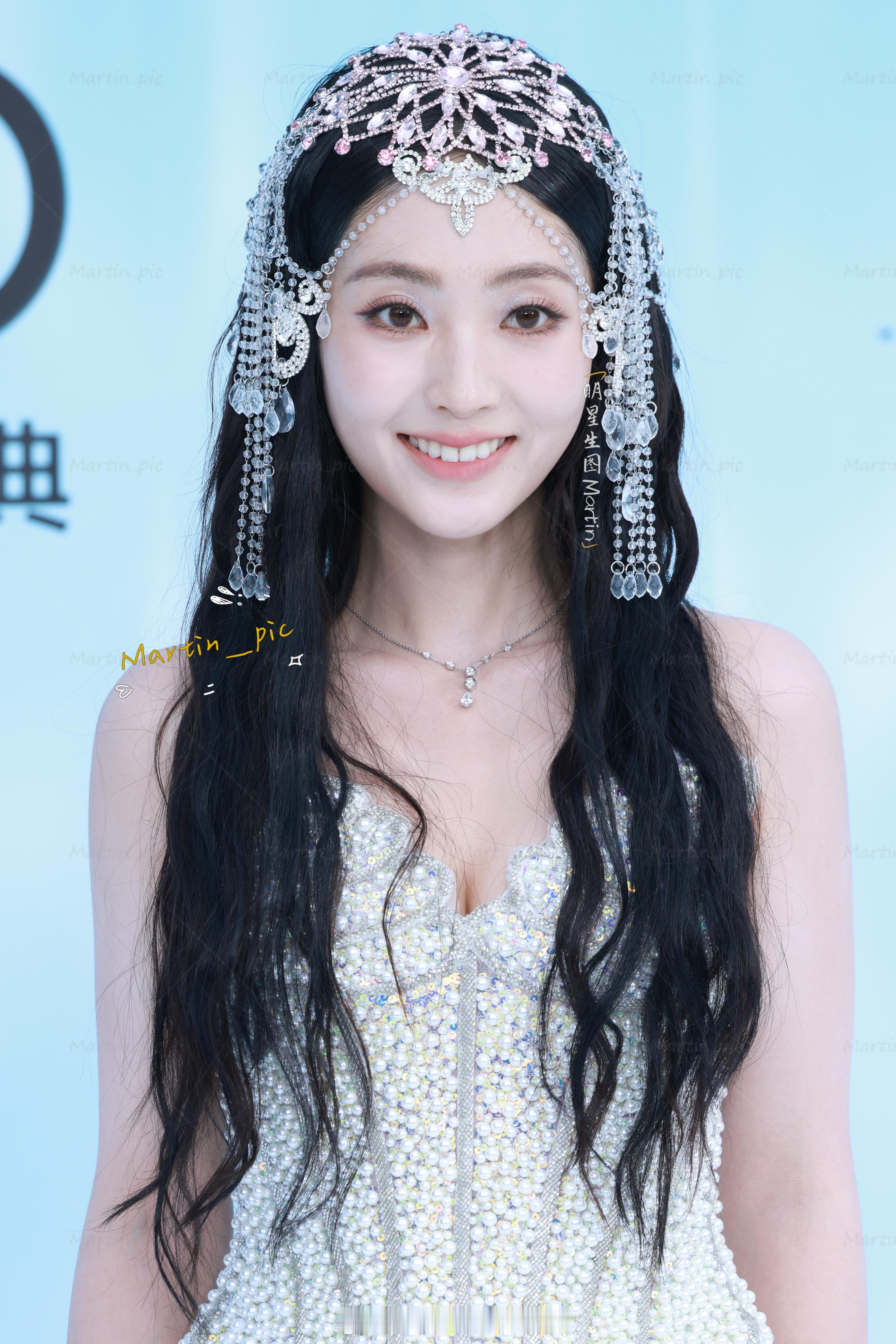 邢菲[超话] 邢菲Elle风尚大典红毯生图异域公主好闪好亮的裙子[求关注][求关