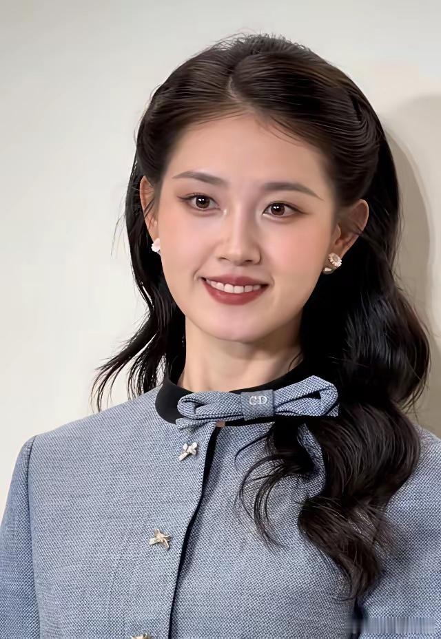 短剧女演员里我觉得最好看的就是余茵和郭宇欣了。郭宇欣的五官单看确实很美，合在一起