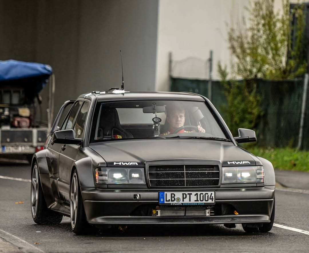 一天一张文艺照[超话] 两辆黑色的HWA EVO在纽博格林赛道的测试照，太帅了[