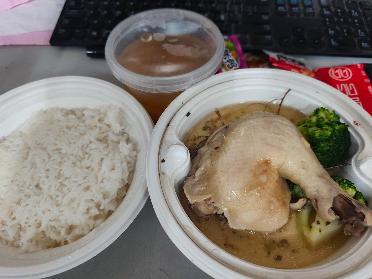 周末加班午餐：多喝汤的五指毛桃炖鸡腿。对比昨天可怜巴巴的豆角炒鱿鱼，结论：干活要