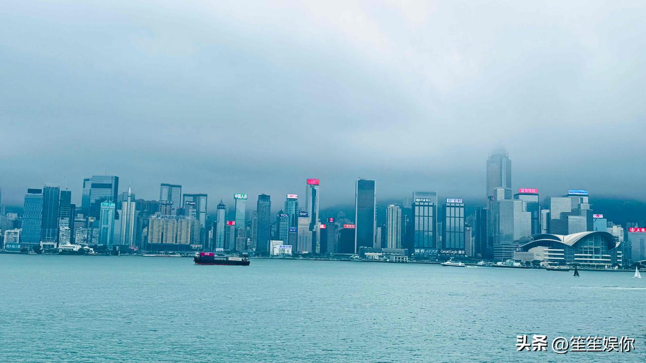 迪拜看似奢华，却撑不起真正的金融中心底气；新加坡被捧得再高，也只是一座没有硬核自