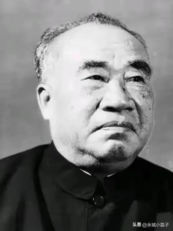 国民革命军第三军官教育团的课程设置，军事与政治并重
朱老总在学员中提倡教官与学员