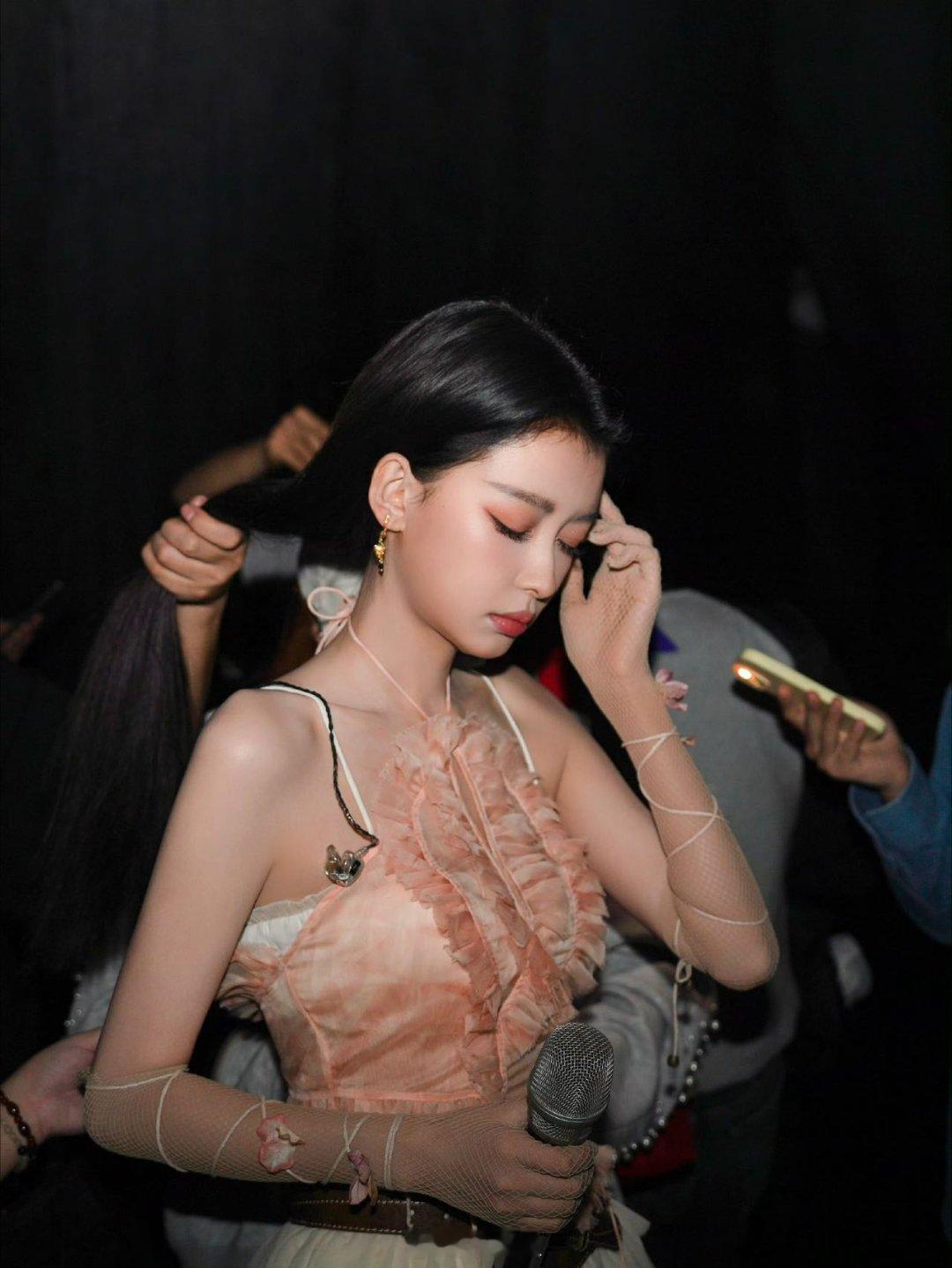 孙怡组真唱乘风2026孙怡组实打实真唱不敷衍，现场唱功很能打，三人配合很舒服，态