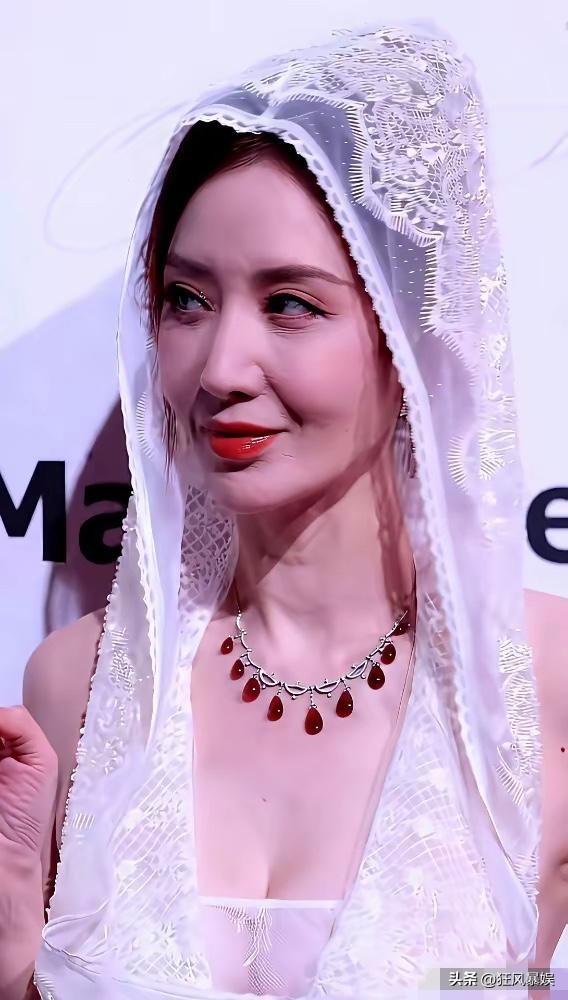 张萌刘芸，有点意思！

近日，上海时装周，张萌刘芸撞衫了，两人不约而同都穿了白色