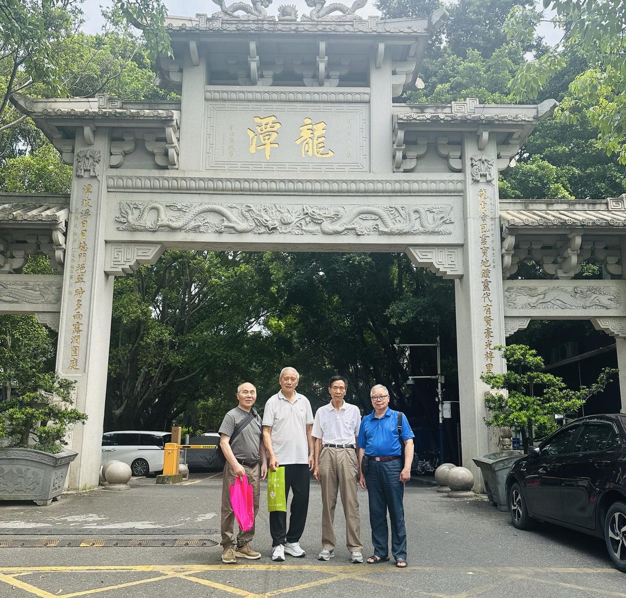 最近应广州市海珠区龙潭村老书记何礼谦(图一右二)之邀，书写广州著名摄影师、诗人何