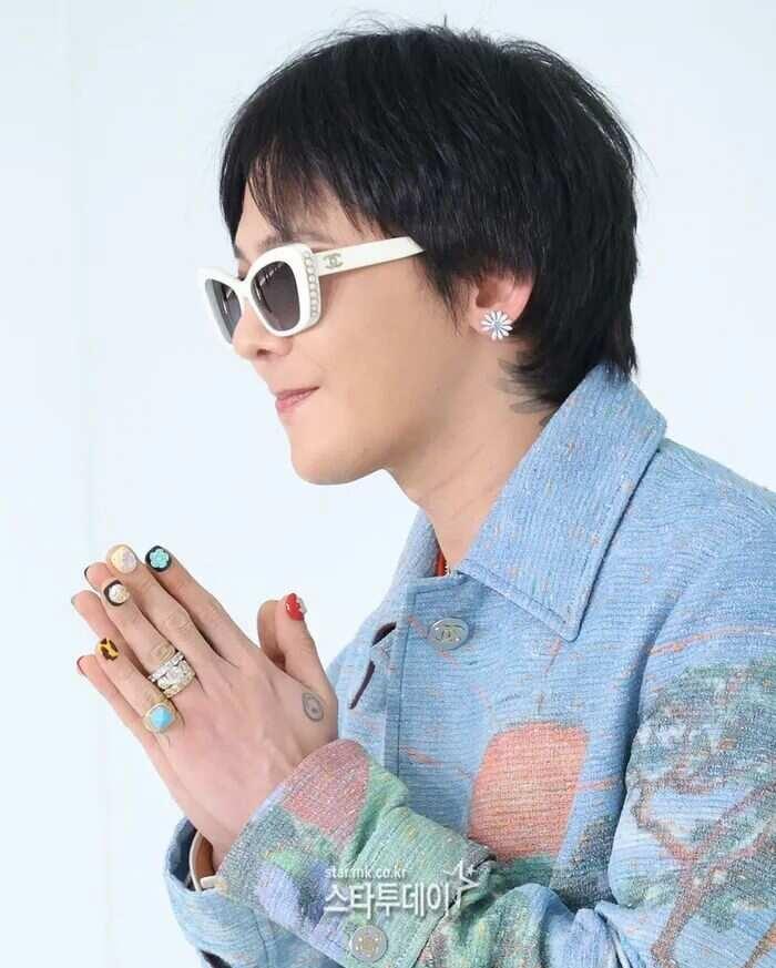 权志龙亮相香奈儿手工坊首尔大秀，一身26/27早春度假系列成衣惊艳登场。复古猫眼
