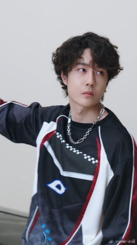 王一博驰骋春日穿搭赛道踏春而行，步履自带高光。王一博以亮眼鞋款诠释春夏风尚，舒适