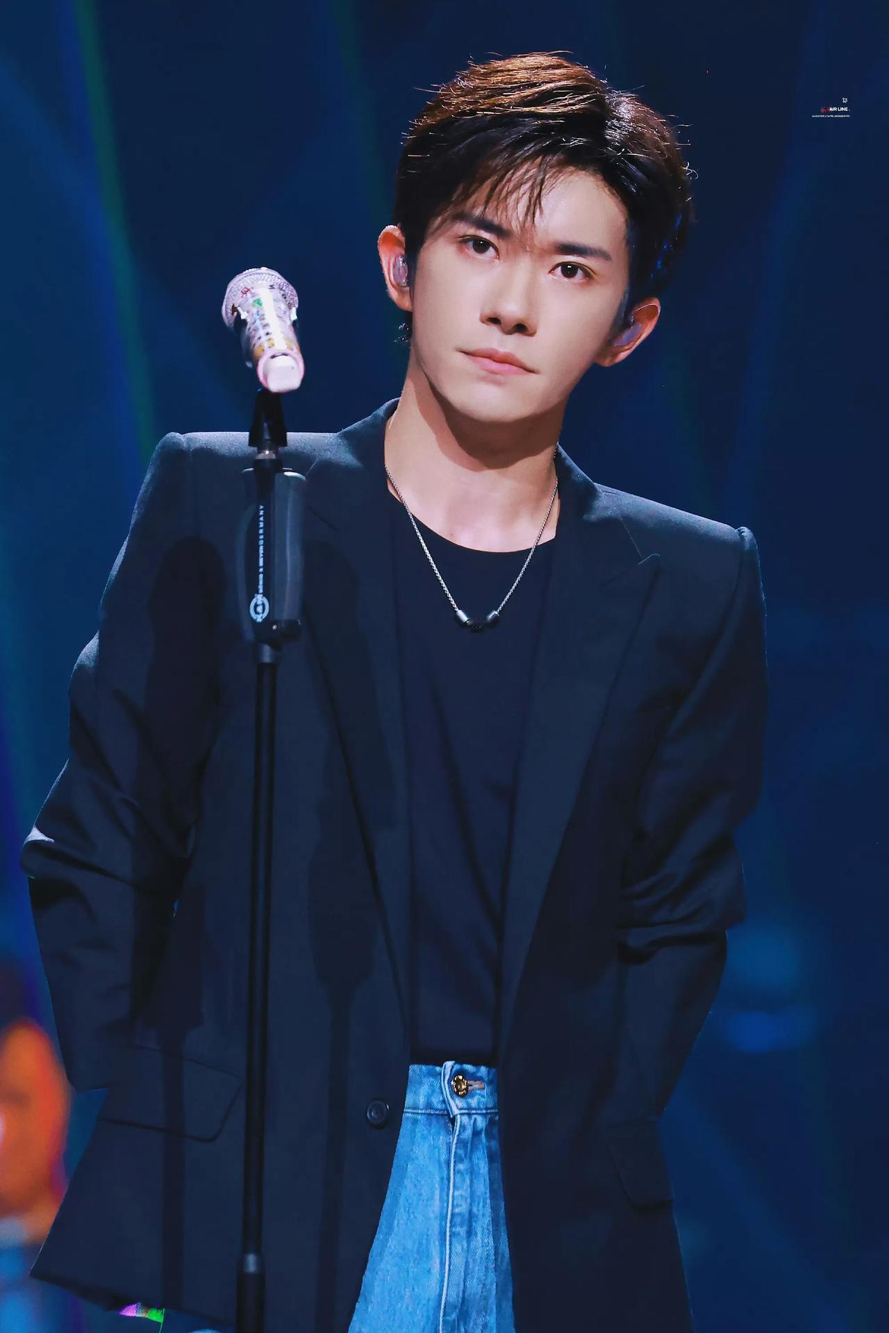 易烊千玺唱了一首《干杯朋友》，竟然唱的挺沧桑，厉害了，非常松弛。#易烊千玺大湾区