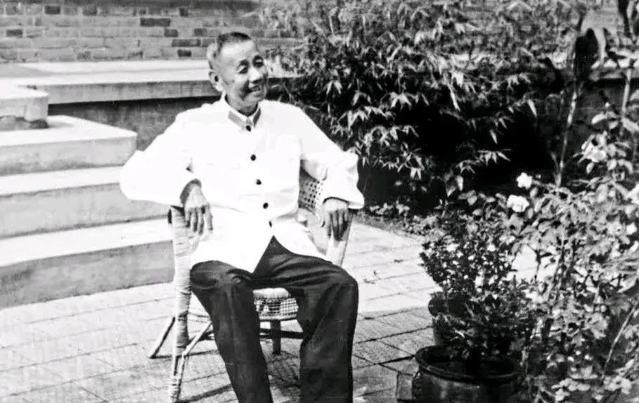 1977年经中央决定免去王宏坤的海军第二政委职务，1983年4月王宏坤按兵团级离