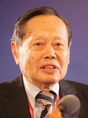 杨振宁教授曾毫不避讳地指出：“《易经》根本毫无逻辑，就是那个狗屁不通的东西，阻碍