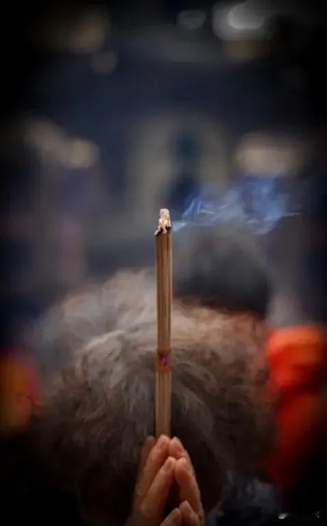 无论对方有多风光、显贵、富裕，
你不贪她（他）一分，
便有底气和她（他）平起平坐