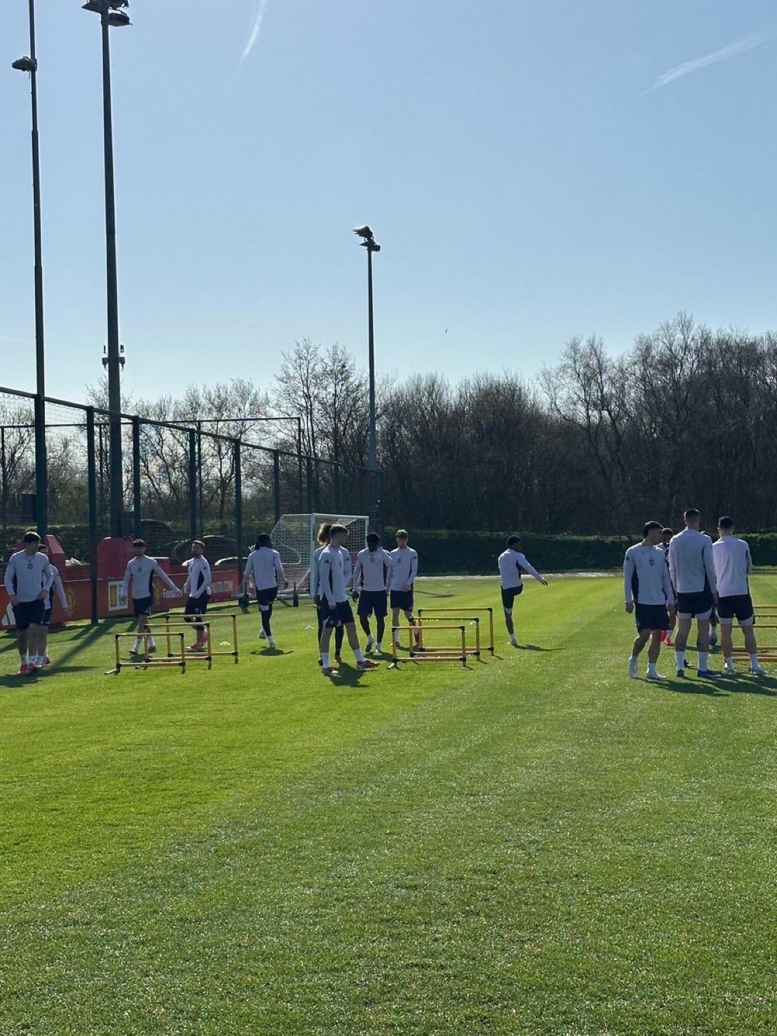 天空体育记者Danyal Khan：今天早上的训练没有利马，马兹拉维和德里赫特的