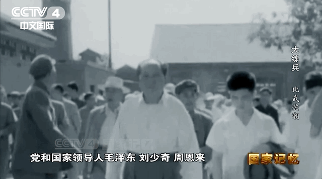 步伐中的沉稳从容，毛主席的步伐，总是沉稳从容，不紧不慢。