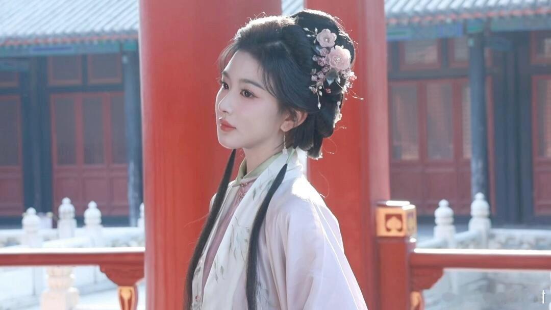 苗安素终于穿上了漂亮衣服  素素终于穿上美衣啦，孔雪儿这组写真太赞了，素素好明媚