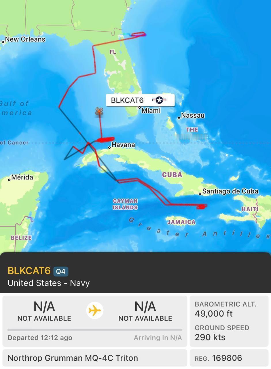 美国海军的一架 MQ-4C无人机沿着古巴海岸线飞行，以在潜在的美国军事入侵之前收