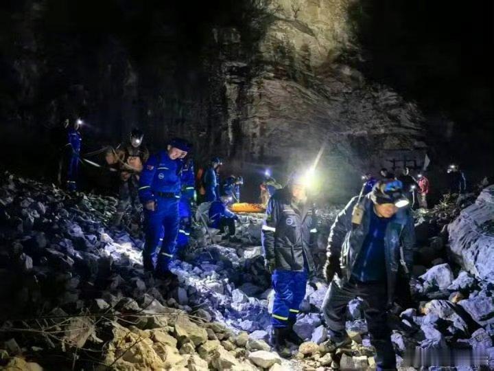 甬尚老兵的粉丝圈38岁父亲独自爬野山坠崖遇难零下寒山中的艰难搜救，最终没能换来团
