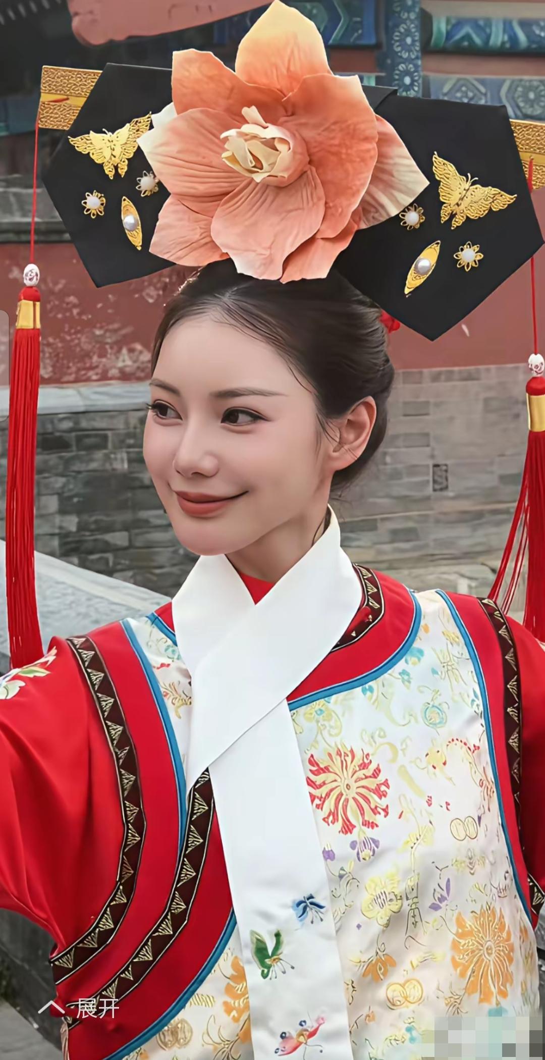 马筱梅穿上温婉又灵动的旗袍古装，漫步在老北京的胡同里，画面温柔又治愈，美到心坎里